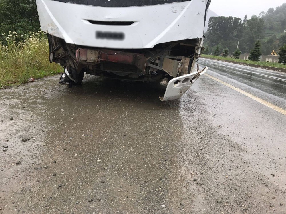 Trabzon'da belediye otobüsü otomobille çarpıştı: 3 yaralı