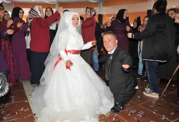 Trabzon'da kısa boylu çift dünya evine girdi