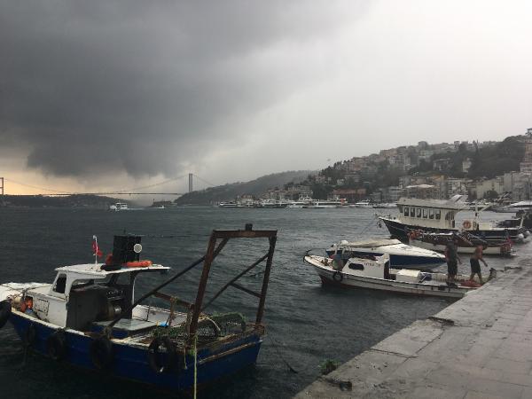 Fırtına ve sağanak yağış İstanbul'u vurdu