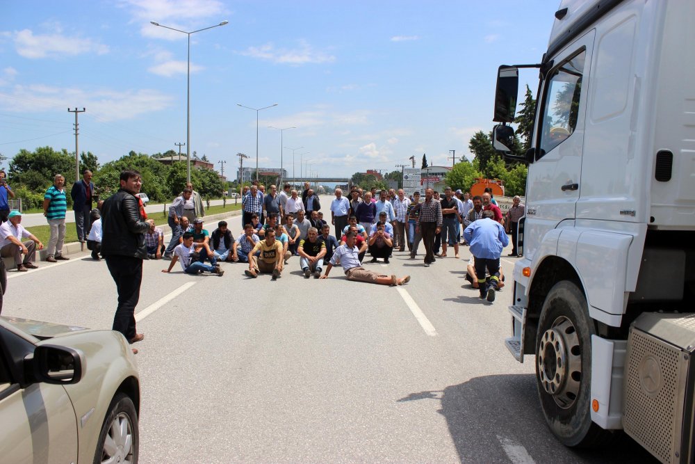 Çiftçileri yağmur isyanı... Yolu kapattılar