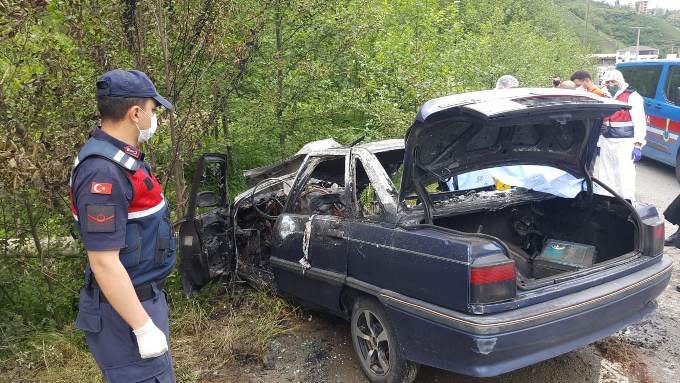 Trabzon'da feci kaza! Araç yandı 3 kişi öldü
