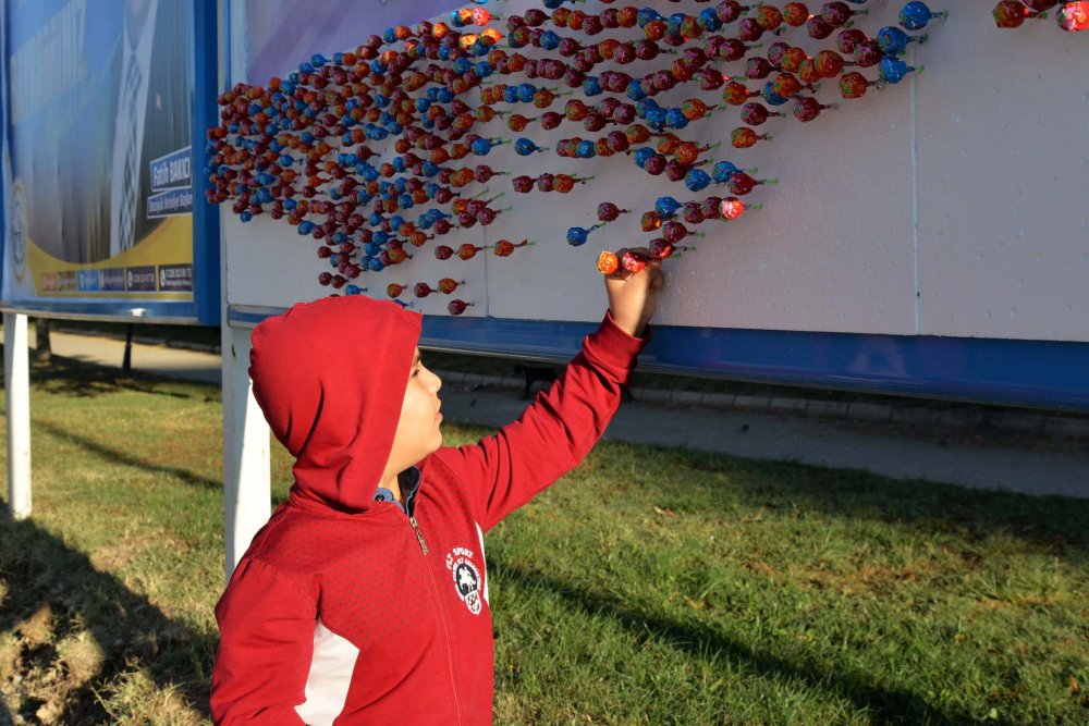 Çocuklar için billboardlara şeker konuldu