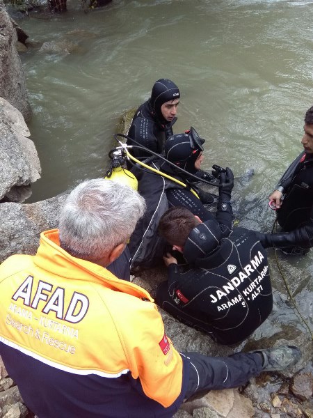 Çoruh Nehri'nde kaybolan kişiyi 30 kişilik ekip arıyor