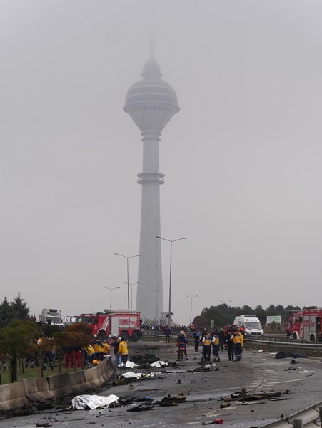 İstanbul'da helikopter kuleye çarparak yere çakıldı!