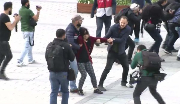 Taksim'de pankart açan 2 kadına gözaltı