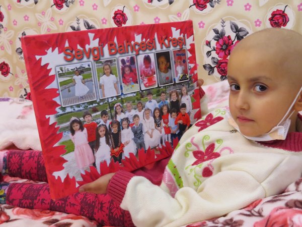 Trabzon'da görme engelli çift kanser hastası kızları için çare arıyor