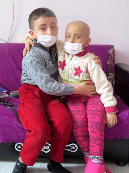 Trabzon'da görme engelli çift kanser hastası kızları için çare arıyor