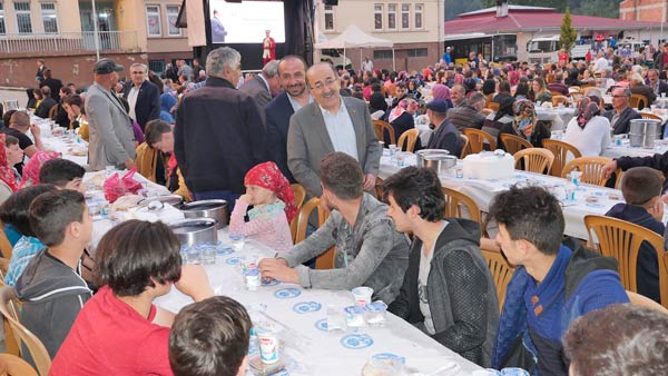 Başkan Gümrükçüoğlu Tonyalılar'la iftar yaptı