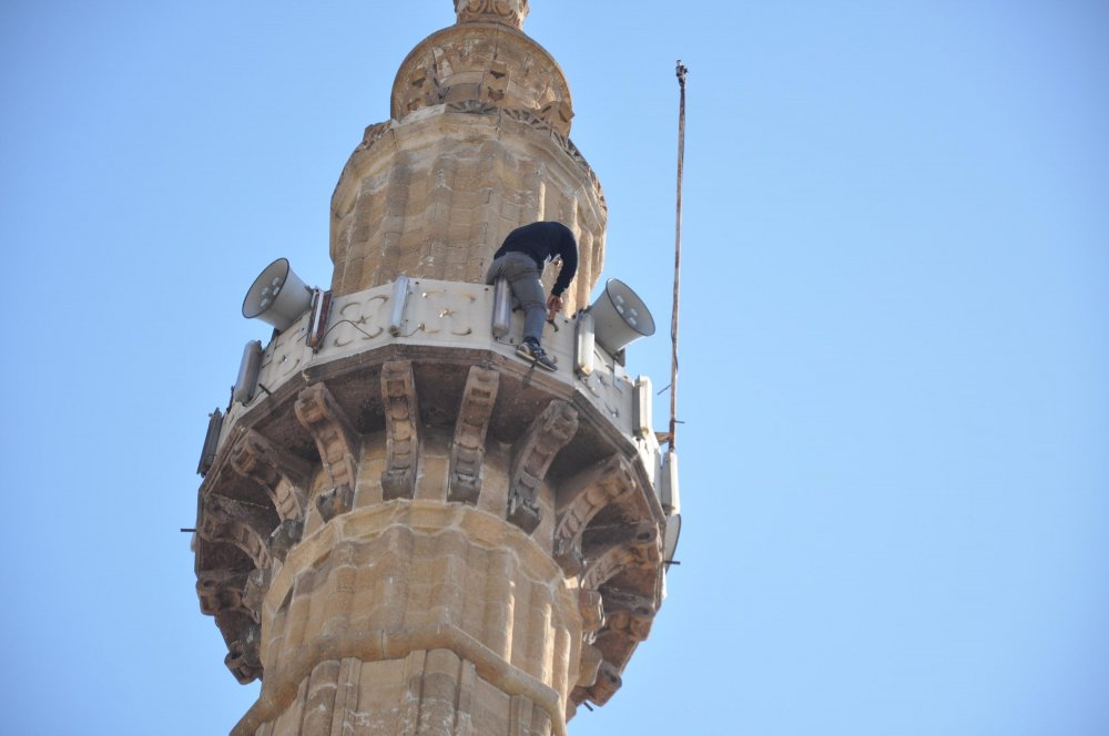Cami minaresinden intihar etmek istedi 