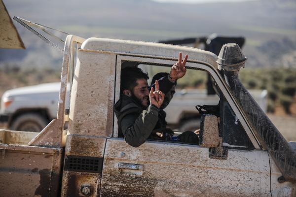 Afrin'den ilginç görüntü: ÖSO'cular bozkurt işareti yaptı