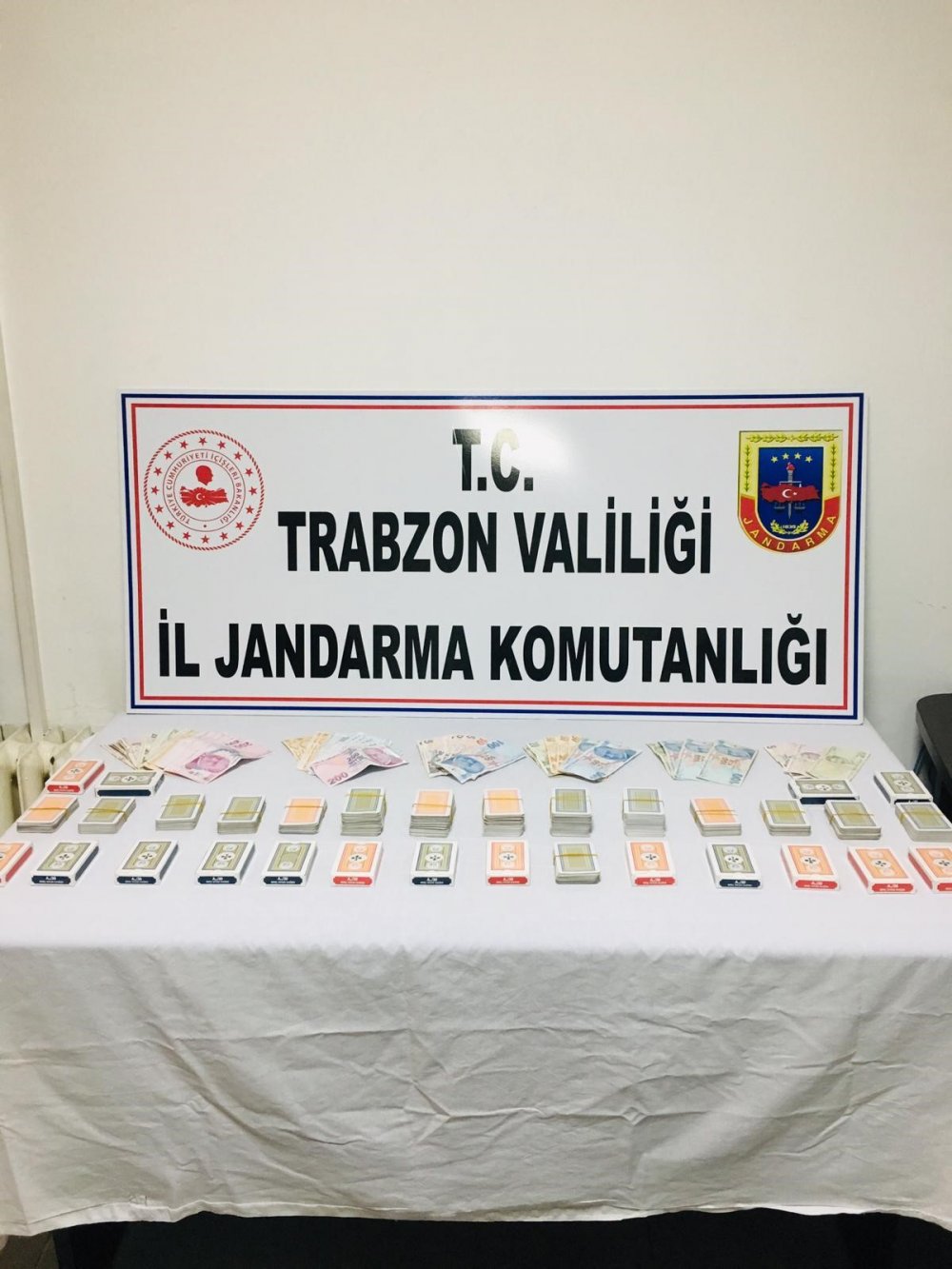 Trabzon’da kumar baskını! Hem kumardan hem sosyal mesafeden ceza yediler
