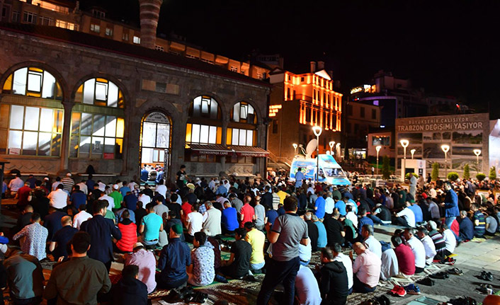 Trabzon'da Kadir Gecesi programına yoğun ilgi