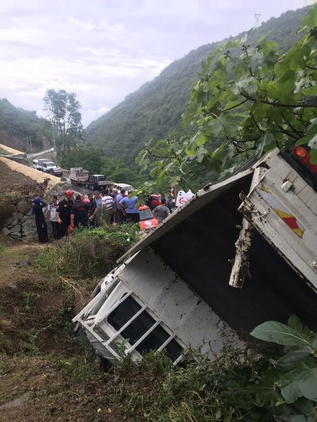 Trabzon'da kamyonet uçuruma yuvarlandı: 5 yaralı