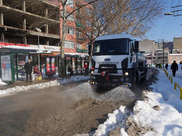 Trabzon'da karla mücadele sürüyor: İlçe belediyelerine destek!