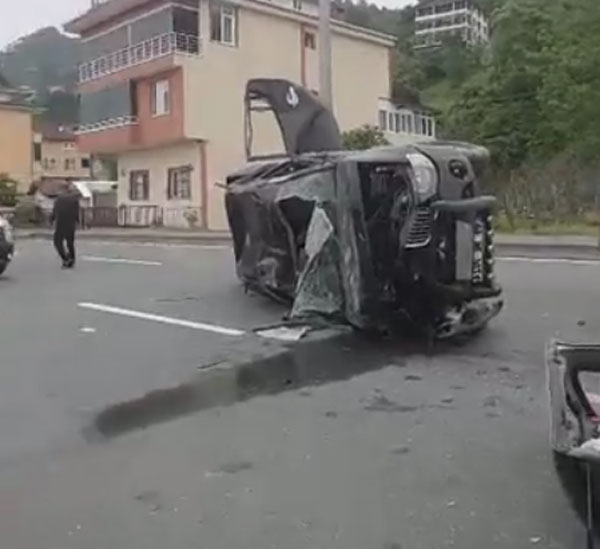 Trabzon'da kaza - Elektrik direğine çarptı