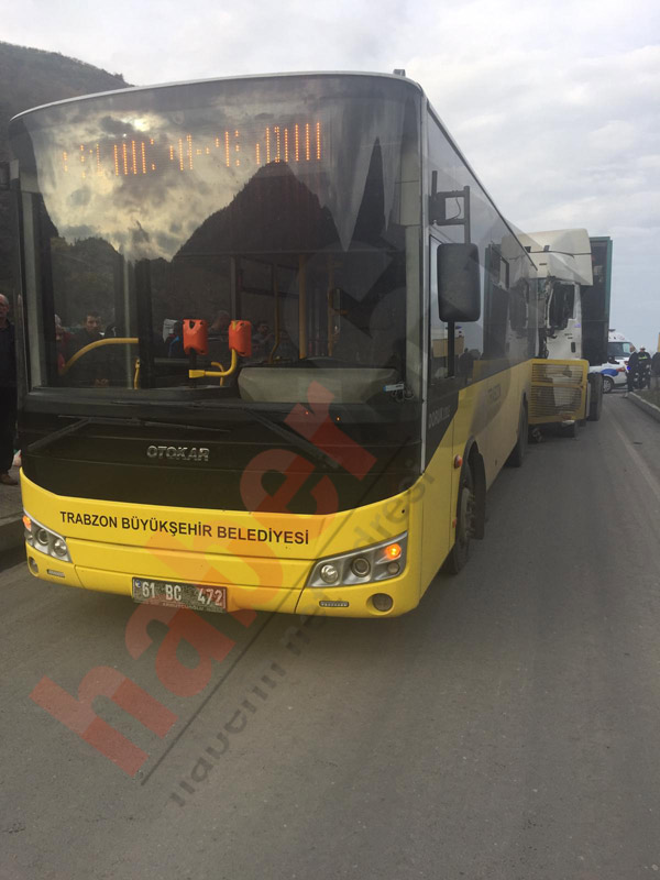 Trabzon'da kamyon Belediye otobüsüne çarptı - 8 yaralı