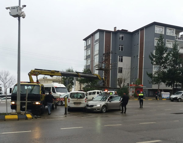 Trabzon'da iki araç birbirine girdi