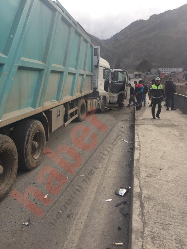Trabzon'da kamyon Belediye otobüsüne çarptı - 8 yaralı