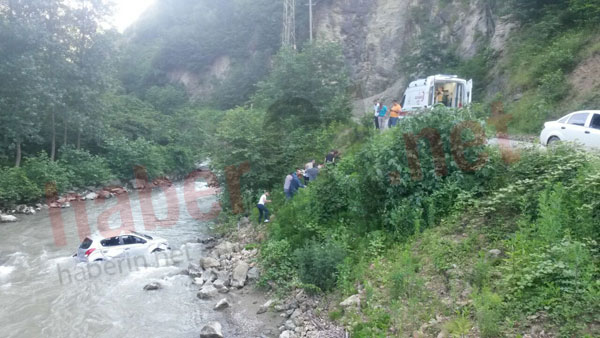 Trabzon'da araç dereye uçtu: 1 yaralı
