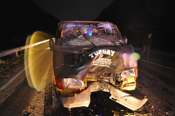 Trabzon'da askeri araç ile kamyonet çarpıştı: 3 yaralı