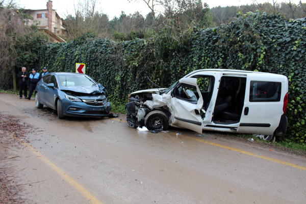 Trabzon plakalı araç kafa kafaya çarpıştı - 6 yaralı