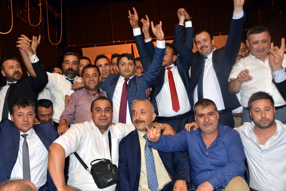 MHP il kongresinde oylar sayılırken sahne çöktü