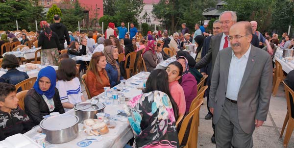 Başkan Gümrükçüoğlu Tonyalılar'la iftar yaptı