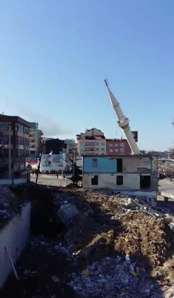 Trabzon'da 30 metrelik minare böyle yıkıldı