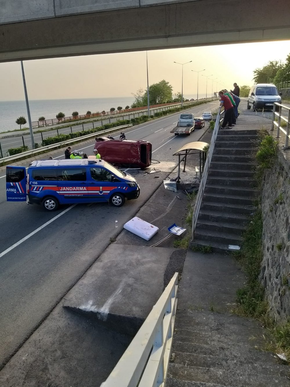 Trabzon'da minibüs, durağa çarpıp, devrildi: 1 ölü, 2 yaralı