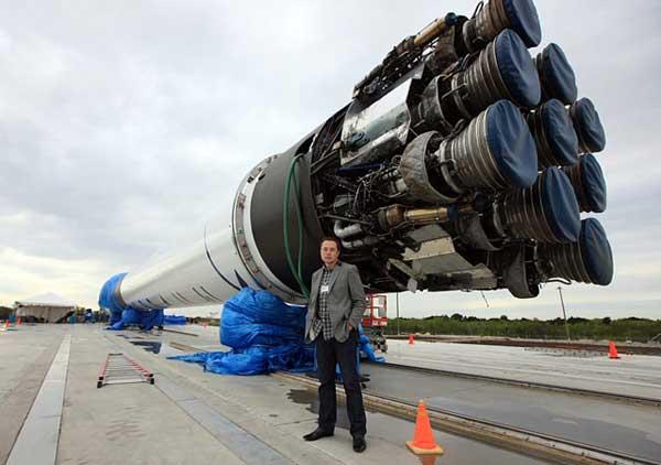 Elon Musk'un 'Süper Roket'i uzaya fırlatıldı