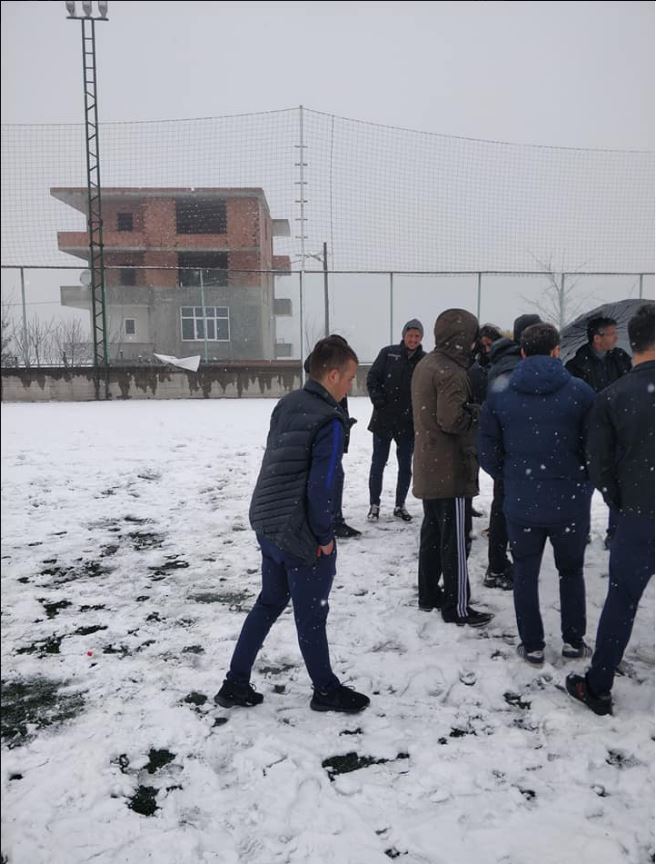 Trabzon'da futbol maçına kar engeli 