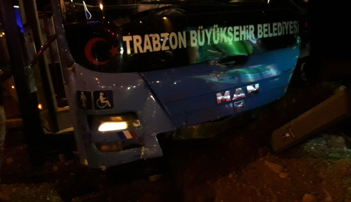 Trabzon'da kaza! Otobüs orta refüje girdi...