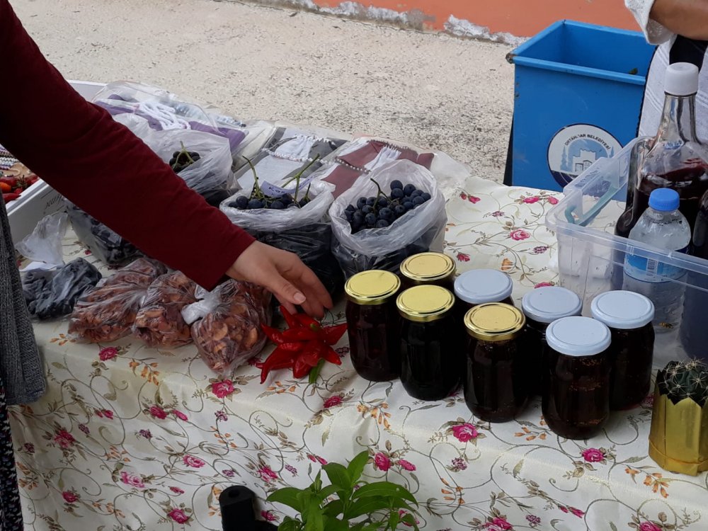 Trabzon'da mahalle halkı kendi organik pazarını kurdu