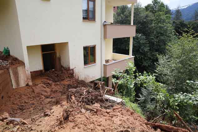 Rize'de sel: 1 ev çöktü, 22 ev boşaltıldı