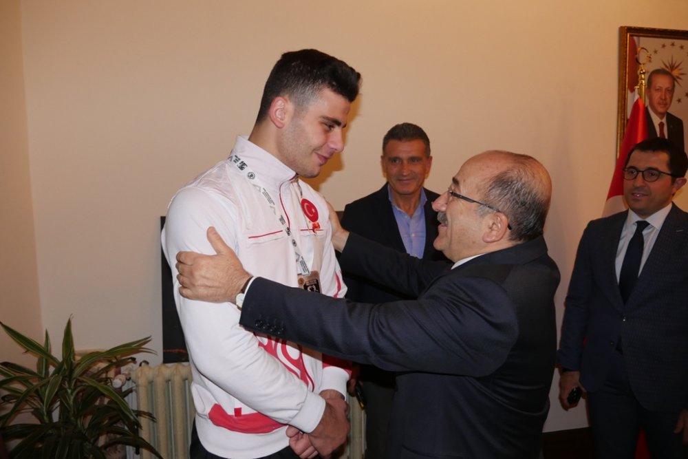 Gümrükçüoğlu, şampiyon boksörü altınla ödüllendirdi 