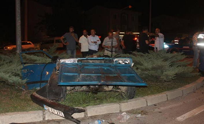 Samsun'da feci kaza; Araç ikiye bölündü