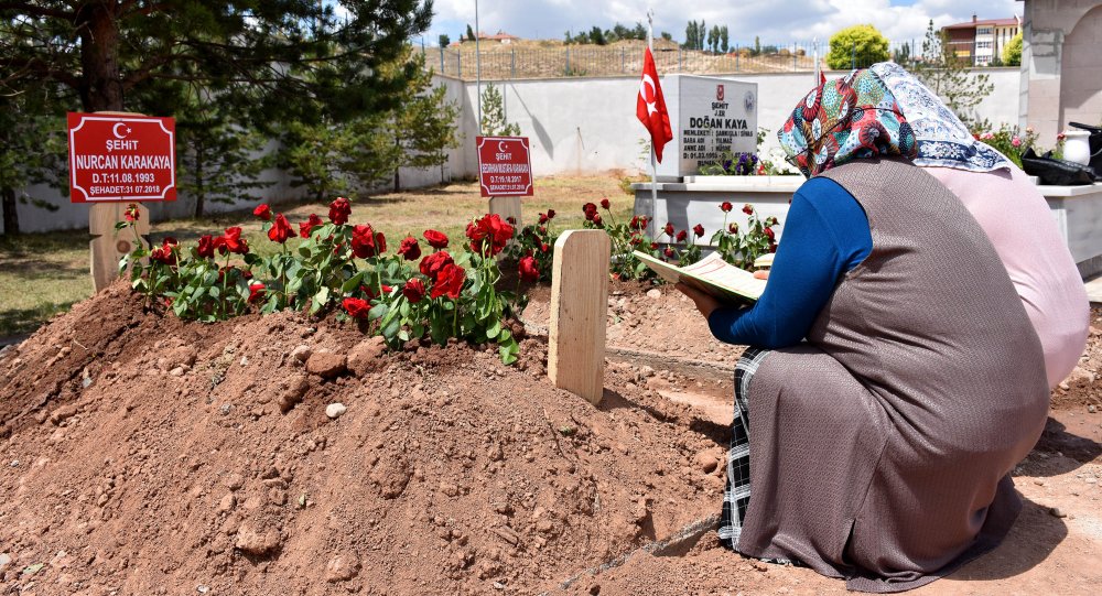 Trabzon'dan şehit anne ve bebeğin mezarını ziyarete gittiler