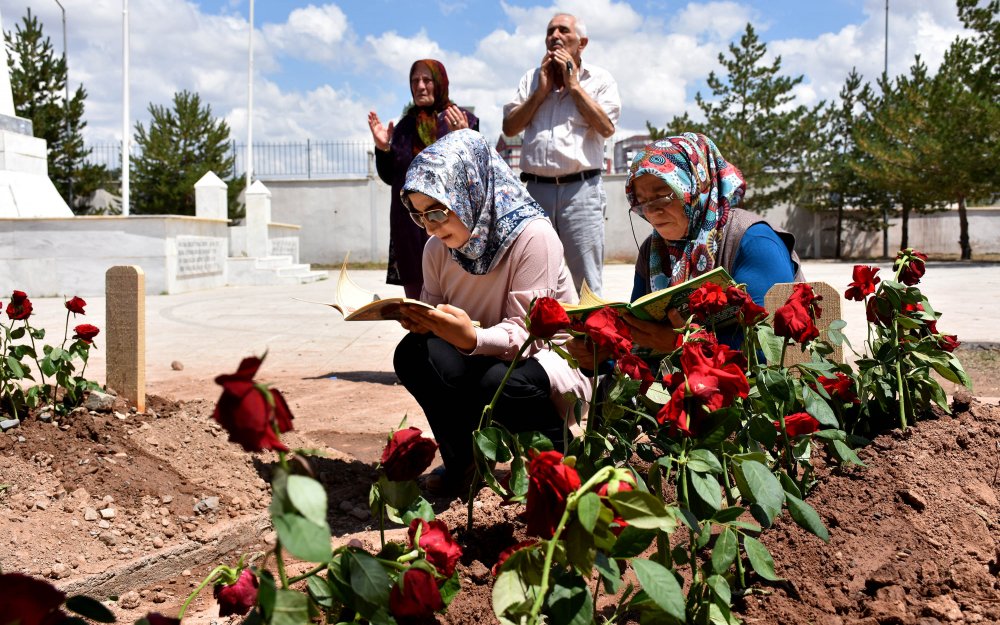Trabzon'dan şehit anne ve bebeğin mezarını ziyarete gittiler