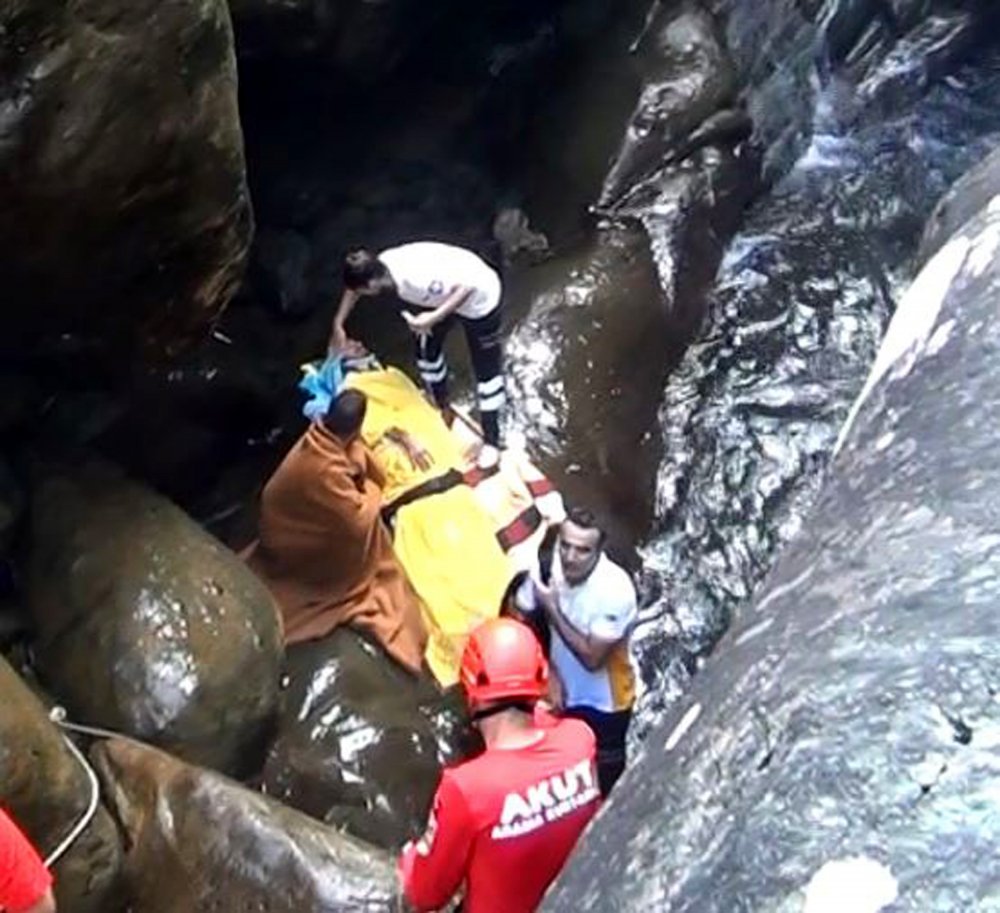 Artvin'de Şelalede kayalıklara sıkışan tatilci yaralı kurtarıldı