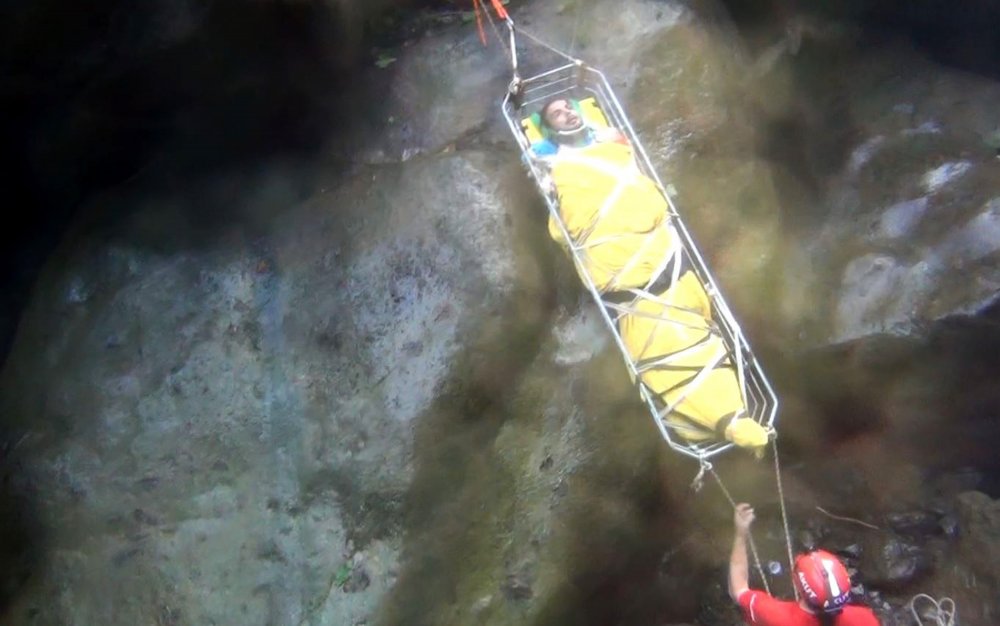 Artvin'de Şelalede kayalıklara sıkışan tatilci yaralı kurtarıldı