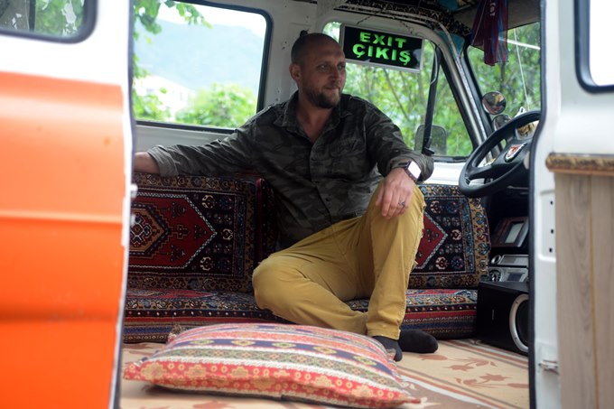 Trabzon'da seyir terasına çevirdiği minibüs, pandemide 'izole evi' oldu