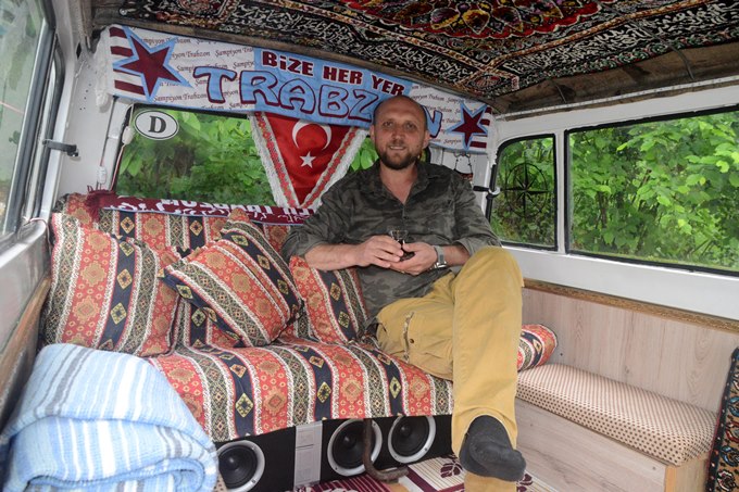 Trabzon'da seyir terasına çevirdiği minibüs, pandemide 'izole evi' oldu