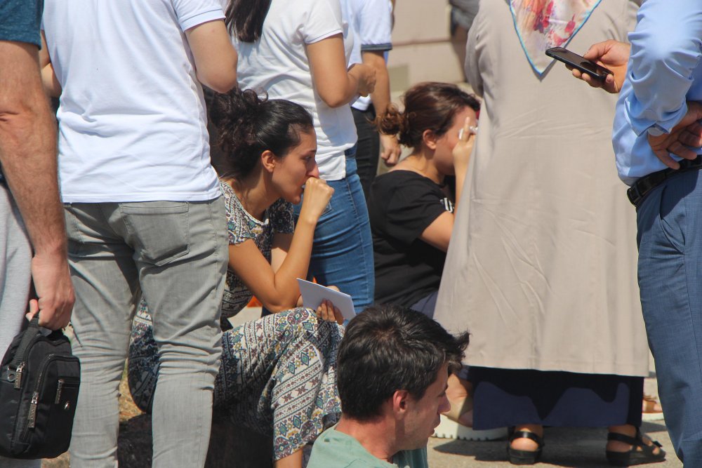 Samsun'da sınava giremeyen adaylar ağladı yakınları kapıyı yumrukladı.