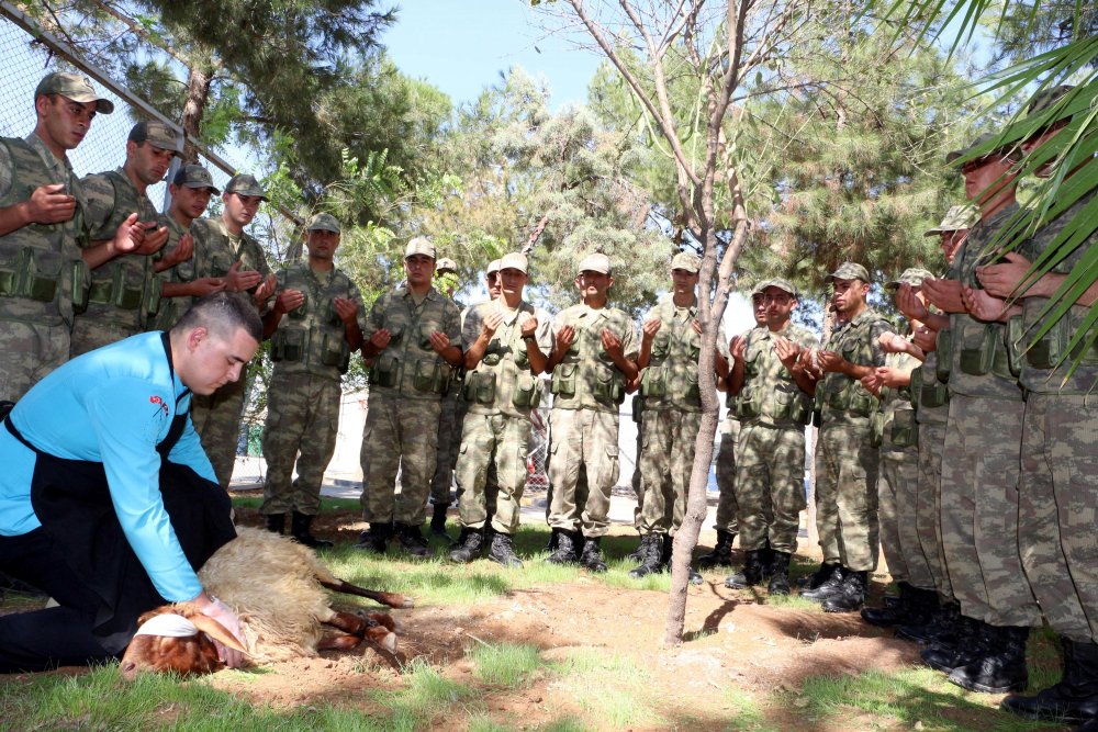 Mehmetçiğin vatan nöbetindeki bayramı böyle geçiyor