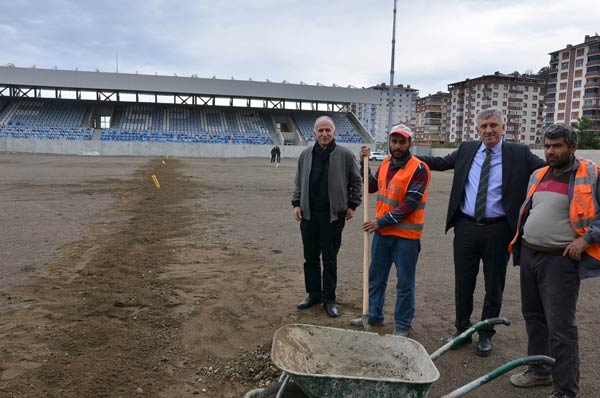 Başkan Sarıalioğlu yeni Of Stadyumu inşaatını inceledi