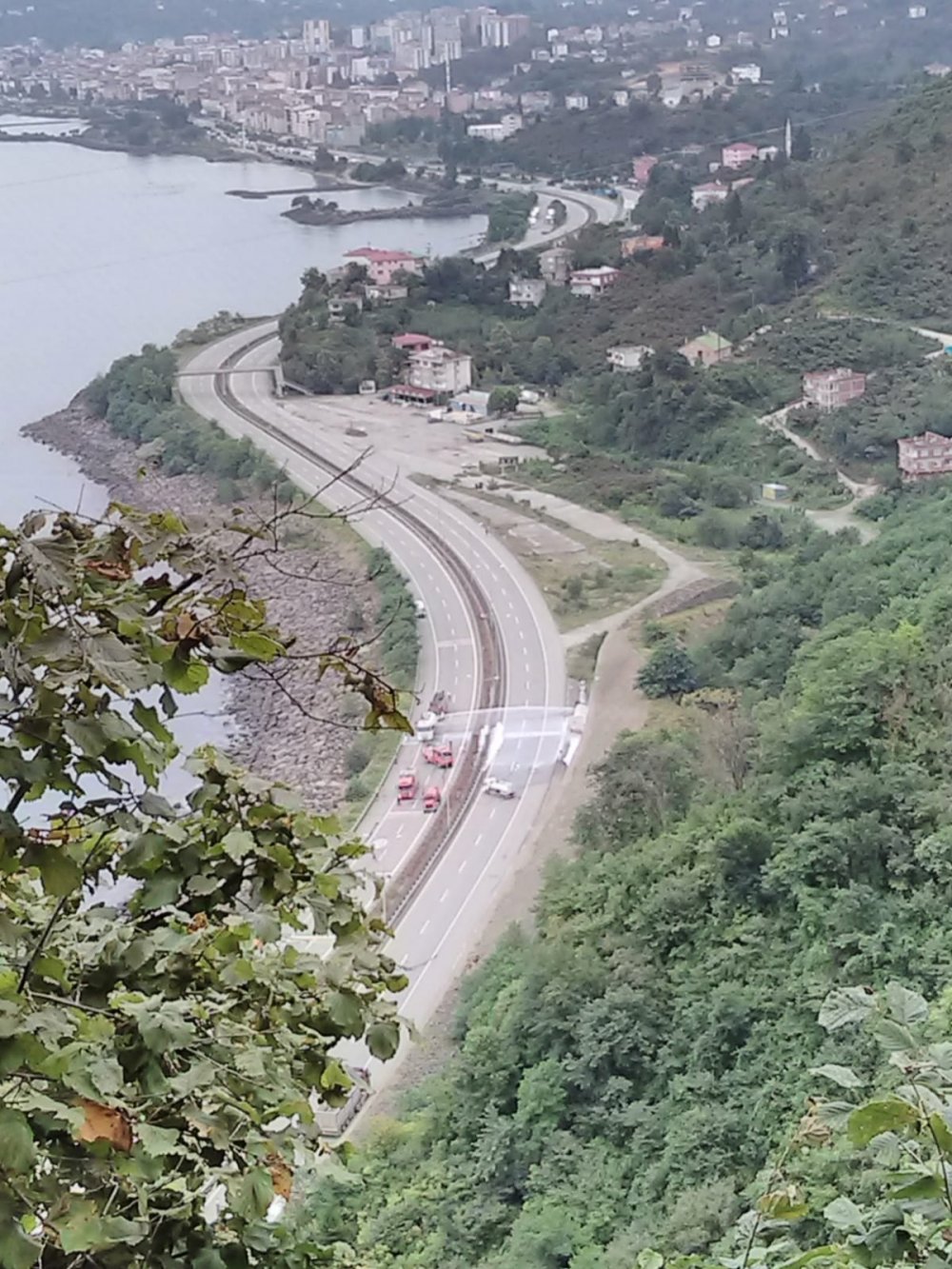 Tanker duvara çarptı - Karadeniz sahil yolu ulaşıma kapatıldı