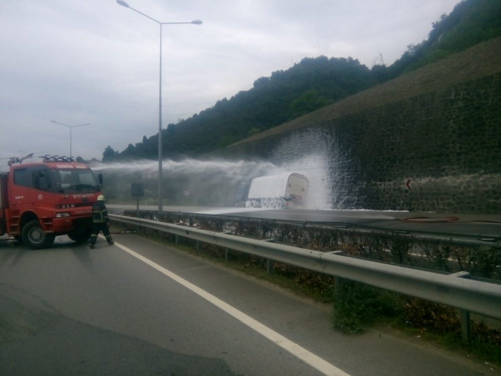 Tanker duvara çarptı - Karadeniz sahil yolu ulaşıma kapatıldı