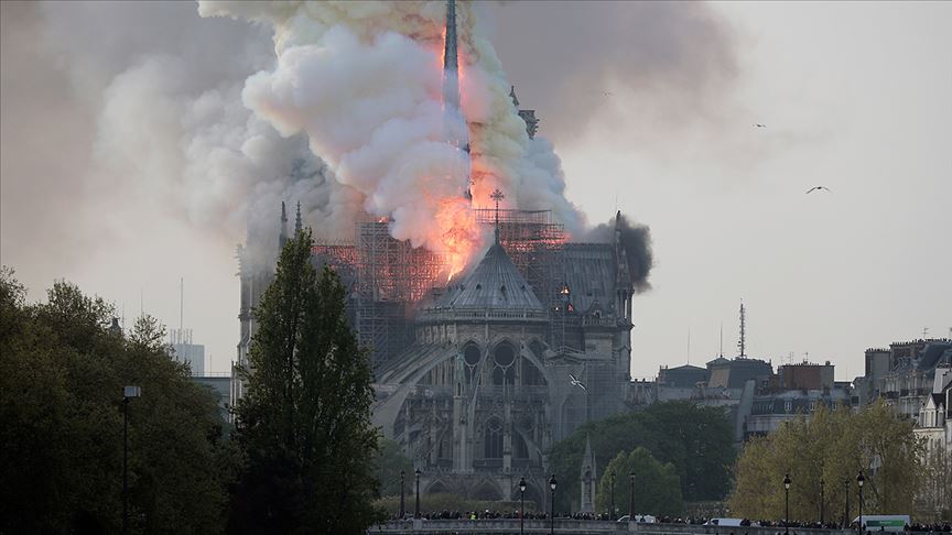 Paris'teki Notre Dame Katedrali'nde yangın!