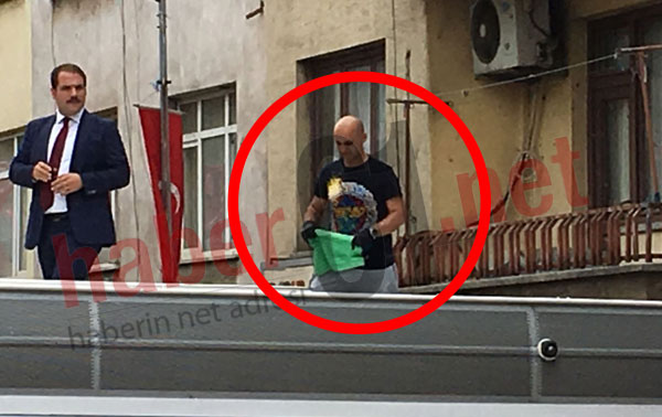 Trabzon'da Fenerbahçe tişörtlü görevli dikkat çekti!