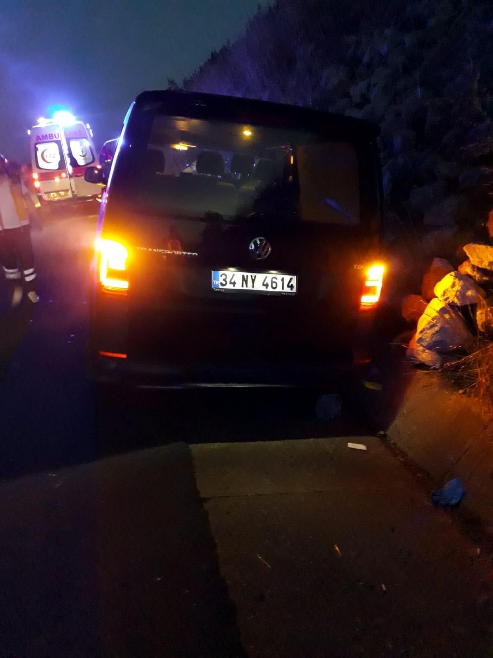 TIR'dan kopan lastik, minibüsün camını kırdı: 1 ölü, 4 yaralı